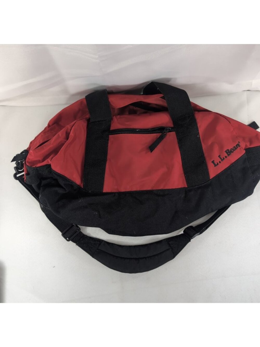 L.L. Bean Red Duffle Bag Embroidered Vintage Gym V273 Taiwan Large LL Shoulder